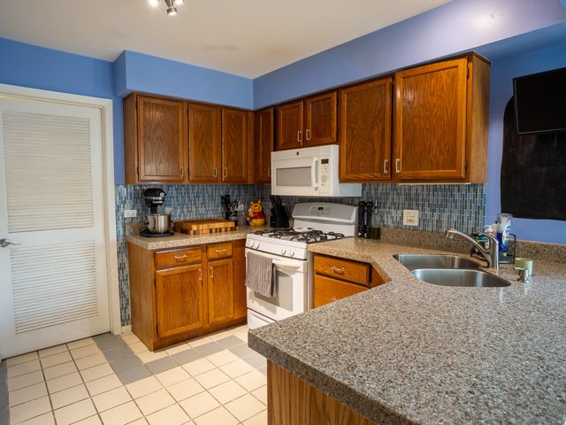 604 Sturnbridge Lane, Schaumburg, IL 60173