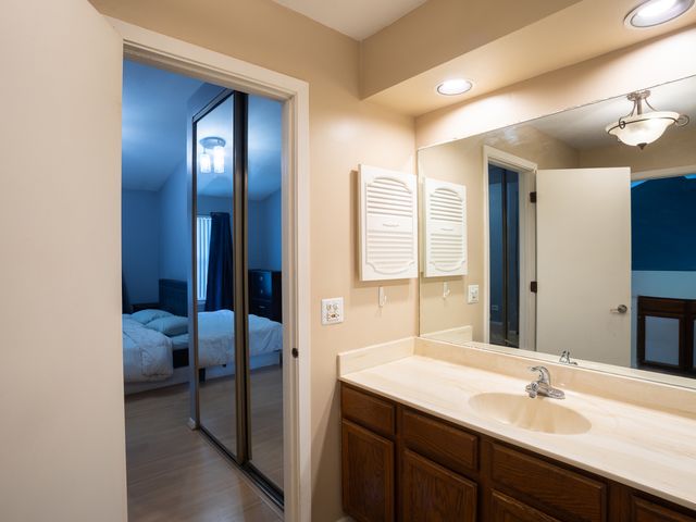 604 Sturnbridge Lane, Schaumburg, IL 60173