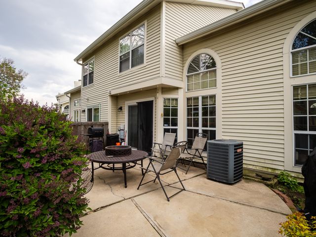 604 Sturnbridge Lane, Schaumburg, IL 60173