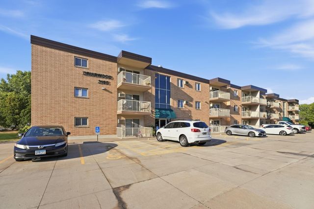 3155 Old Highway 8 203, Roseville, MN 55418