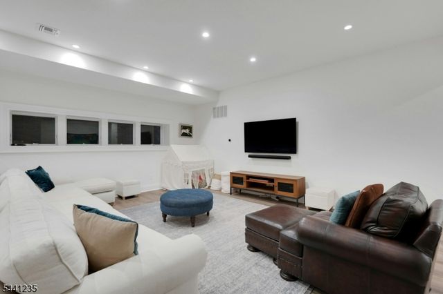 61 Slayton Dr, Millburn Twp., NJ 07078