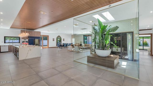 5812 N 44th Place, Phoenix, AZ 85018