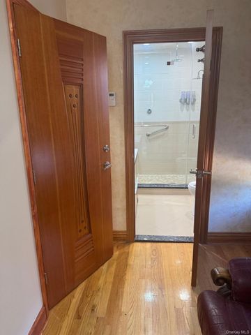 138-54 Hoover Avenue 3R, Briarwood, NY 11425