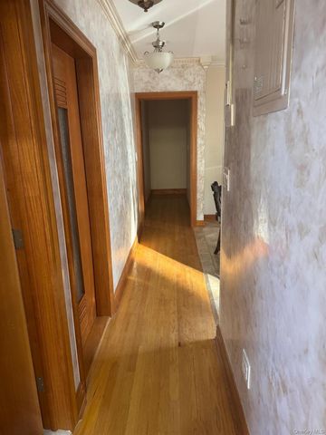 138-54 Hoover Avenue 3R, Briarwood, NY 11425