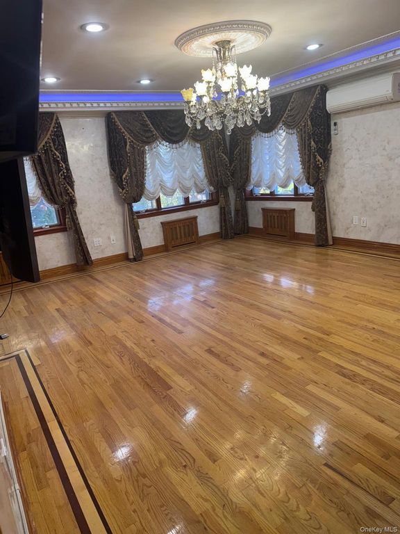 138-54 Hoover Avenue 3R, Briarwood, NY 11425