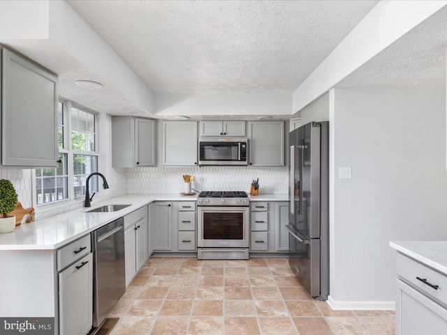 109 SENSENY GLEN DR, Winchester, VA 22602