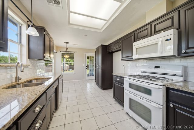 302 W 37th Place, Sand Springs, OK 74063