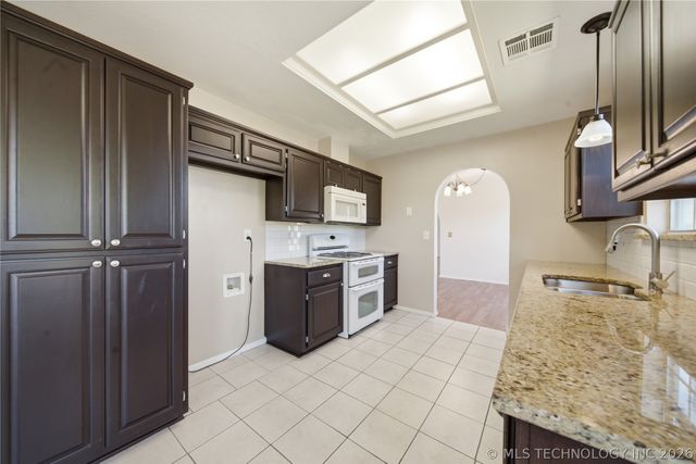 302 W 37th Place, Sand Springs, OK 74063