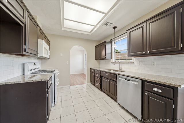 302 W 37th Place, Sand Springs, OK 74063