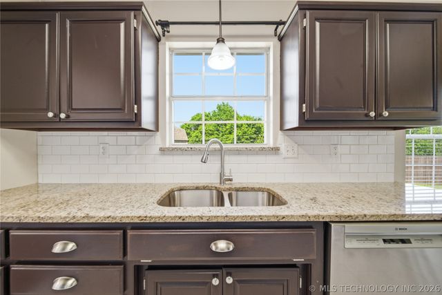 302 W 37th Place, Sand Springs, OK 74063