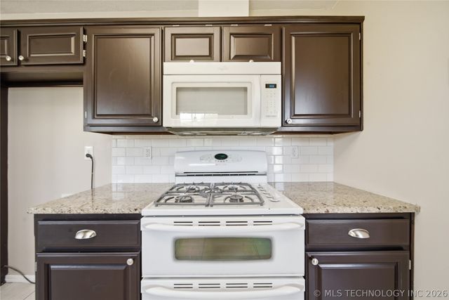 302 W 37th Place, Sand Springs, OK 74063