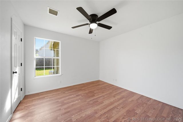 302 W 37th Place, Sand Springs, OK 74063