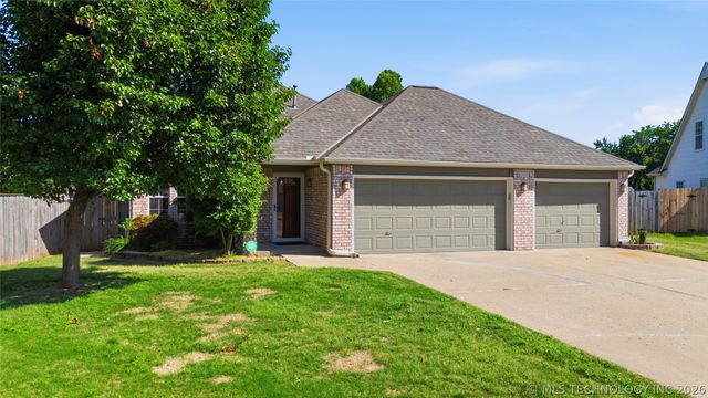 302 W 37th Place, Sand Springs, OK 74063