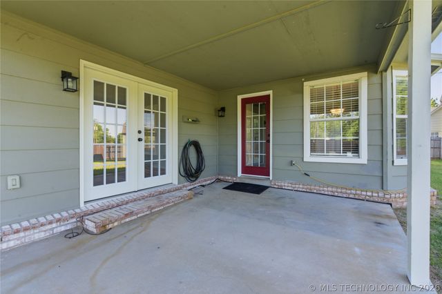 302 W 37th Place, Sand Springs, OK 74063