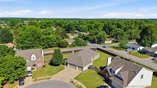 302 W 37th Place, Sand Springs, OK 74063