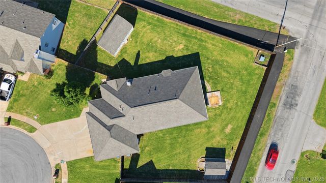 302 W 37th Place, Sand Springs, OK 74063