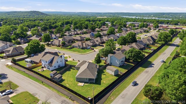 302 W 37th Place, Sand Springs, OK 74063