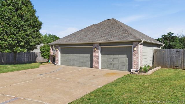 302 W 37th Place, Sand Springs, OK 74063