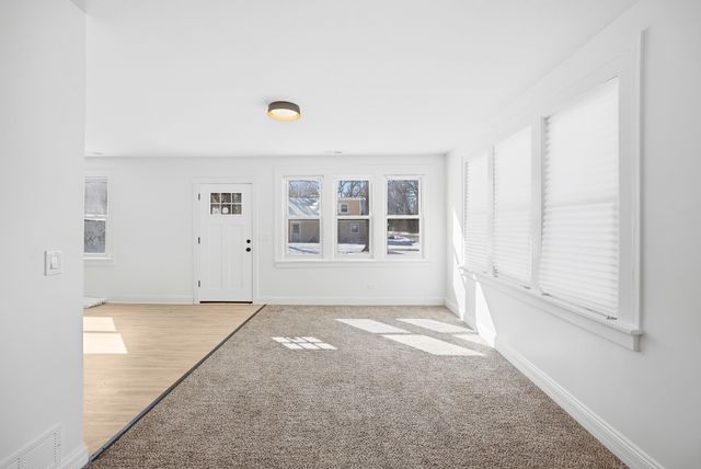 2908 Oakwood Avenue, Mchenry, IL 60051