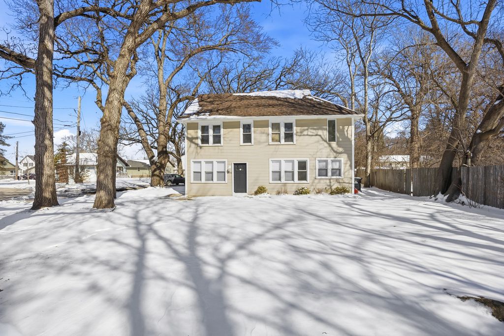 2908 Oakwood Avenue, Mchenry, IL 60051