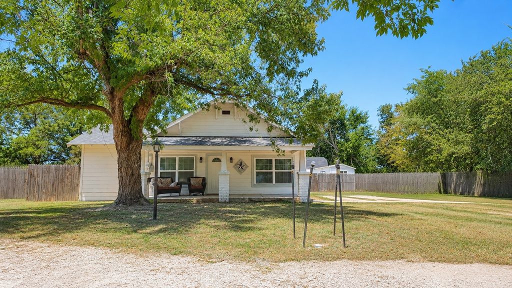 200 S Mimosa Street, Paradise, TX 76073