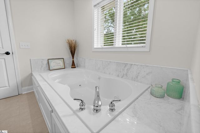 142 W. Bay View Drive, Seneca, SC 29672