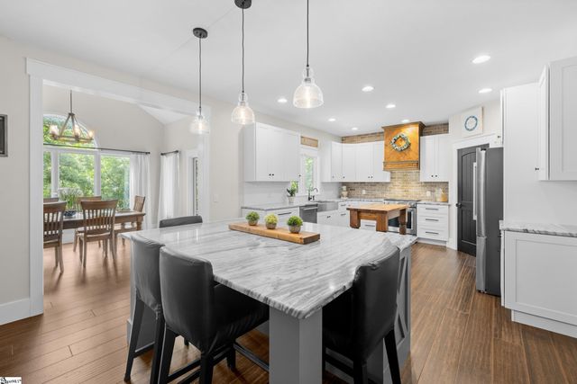 142 W. Bay View Drive, Seneca, SC 29672