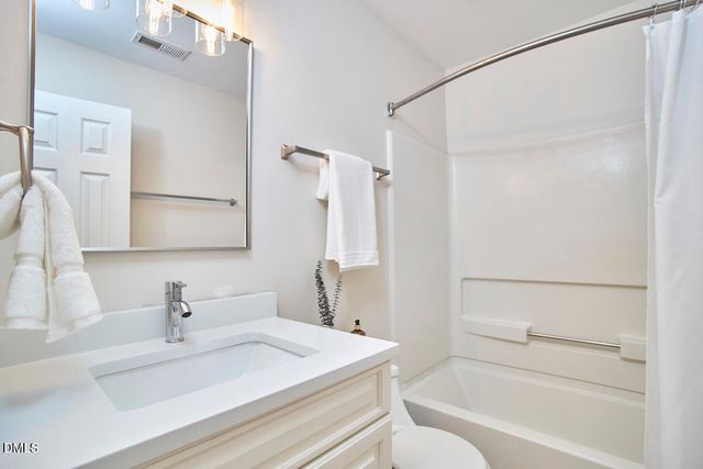 1005 Kingswood Drive E, Chapel Hill, NC 27517