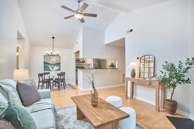 1005 Kingswood Drive E, Chapel Hill, NC 27517