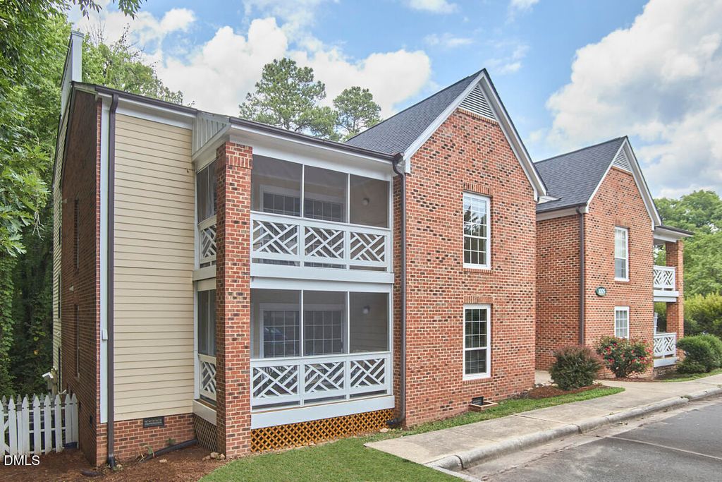 1005 Kingswood Drive E, Chapel Hill, NC 27517