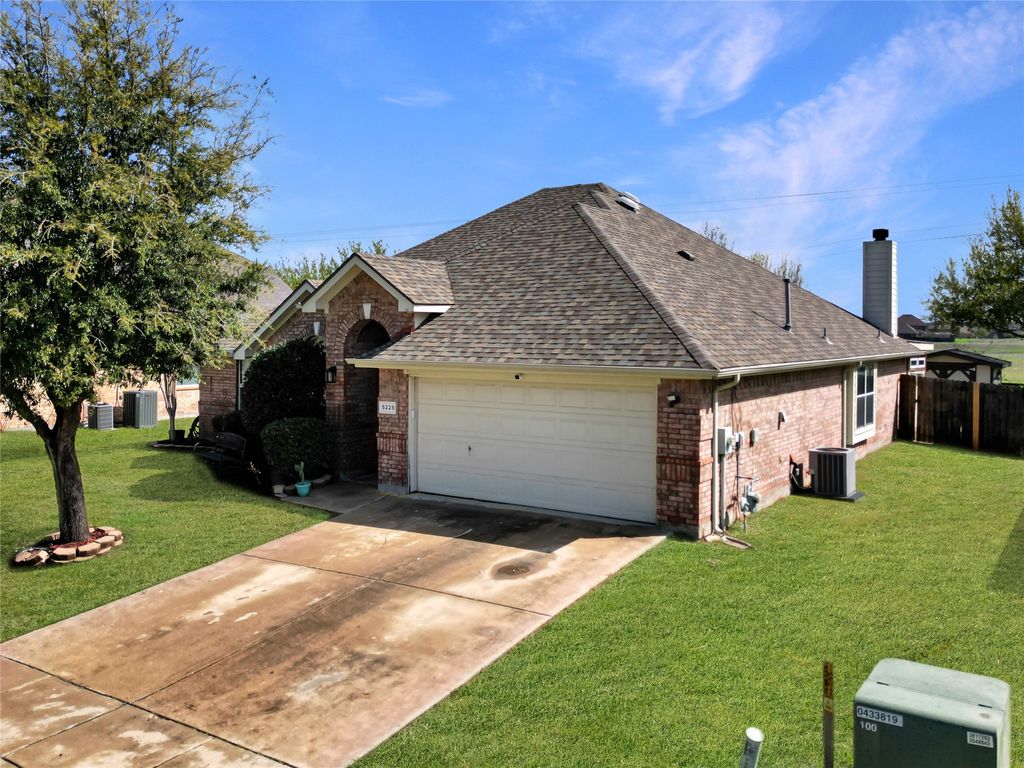 5228 Lake Grove Drive, Grand Prairie, TX 75052