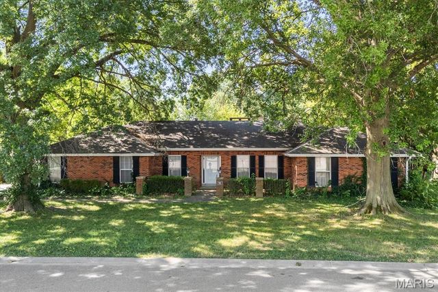 702 W Poplar Street, Mascoutah, IL 62258