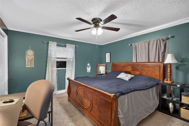 555 WINOGENE AVE, Umatilla, FL 32784