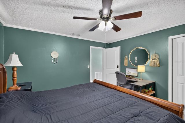 555 WINOGENE AVE, Umatilla, FL 32784