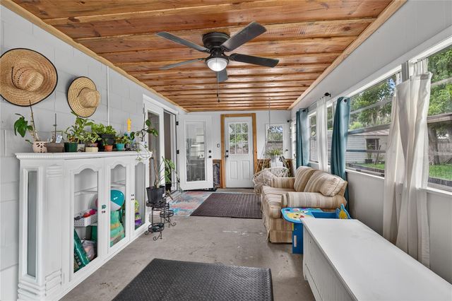 555 WINOGENE AVE, Umatilla, FL 32784