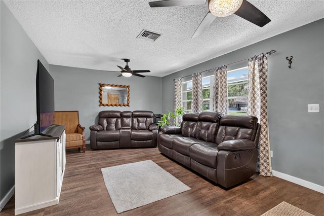 555 WINOGENE AVE, Umatilla, FL 32784