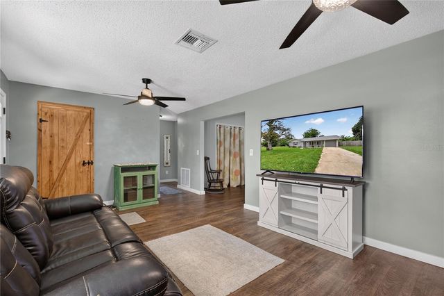 555 WINOGENE AVE, Umatilla, FL 32784