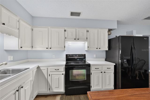 555 WINOGENE AVE, Umatilla, FL 32784