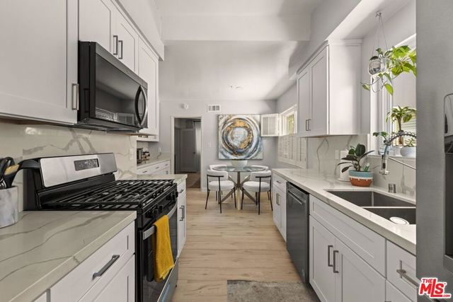 9933 Hayvenhurst Avenue, Los Angeles, CA 91343