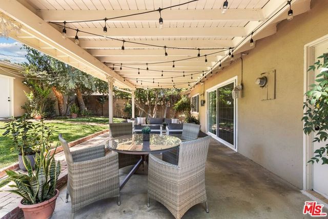 9933 Hayvenhurst Avenue, Los Angeles, CA 91343