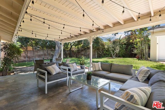 9933 Hayvenhurst Avenue, Los Angeles, CA 91343