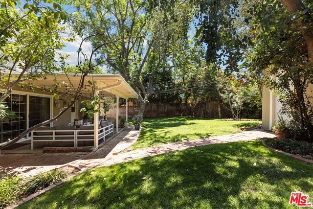 9933 Hayvenhurst Avenue, Los Angeles, CA 91343