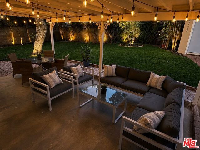 9933 Hayvenhurst Avenue, Los Angeles, CA 91343