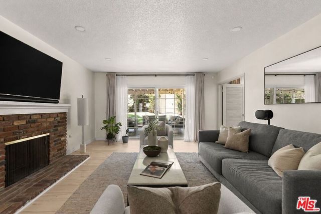9933 Hayvenhurst Avenue, Los Angeles, CA 91343