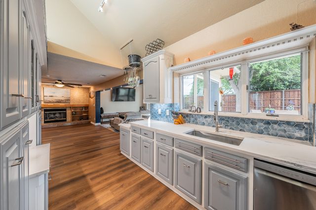 1227 Farnham Court E, Irving, TX 75062