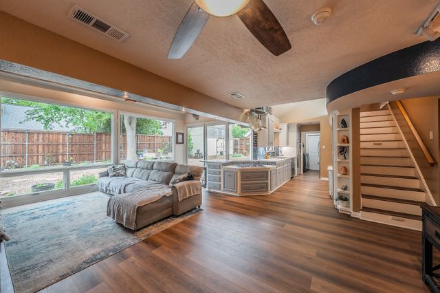 1227 Farnham Court E, Irving, TX 75062