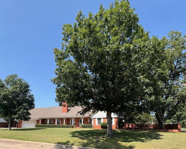 210 E Cammack Street, Shawnee, OK 74804
