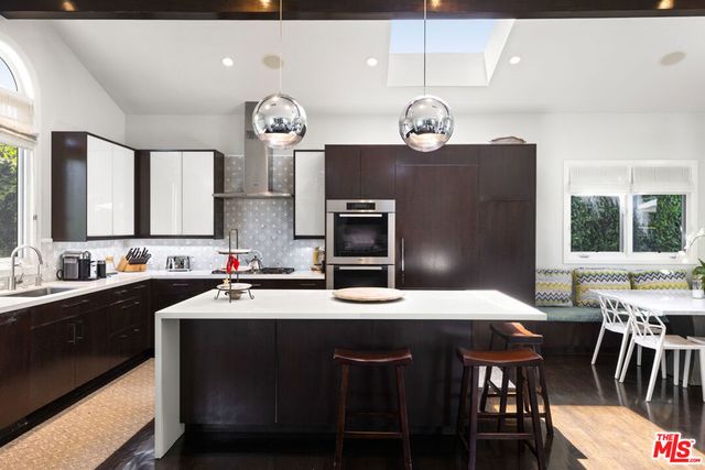 647 Toyopa Drive, Pacific Palisades, CA 90272