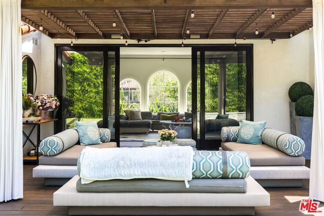 647 Toyopa Drive, Pacific Palisades, CA 90272