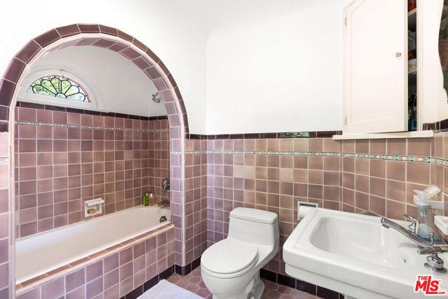 647 Toyopa Drive, Pacific Palisades, CA 90272